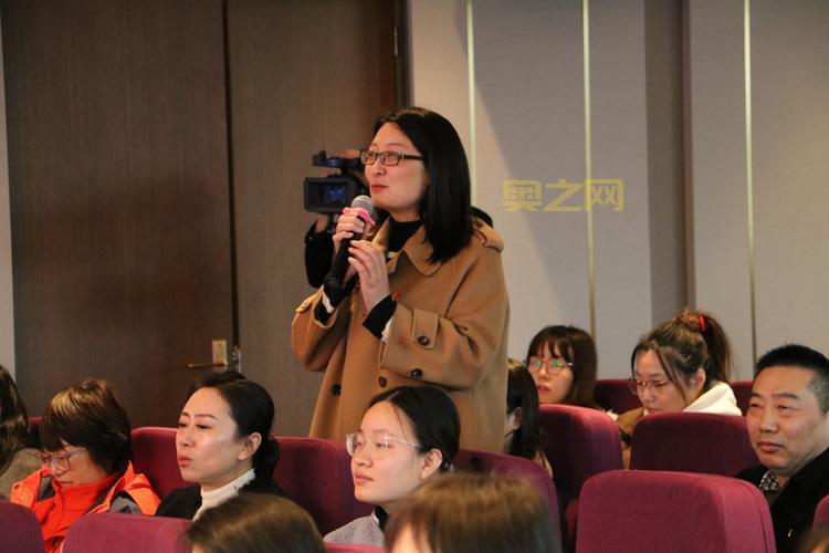 万州主持人：用声音点燃梦想，用行动传递力量