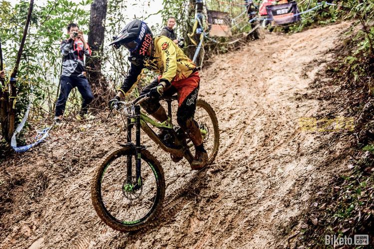 MTB下坡：多人跑酷竞速，免费体验山地自行车极限！