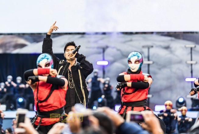 周杰伦现场伴奏《英雄》  LOL最震撼主题曲