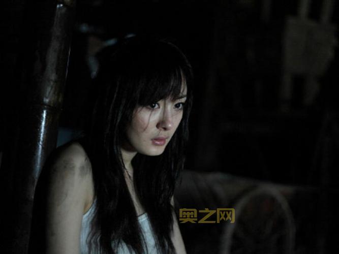 孤岛惊魂杨幂剧照曝光:精致美貌与惊悚剧情碰撞