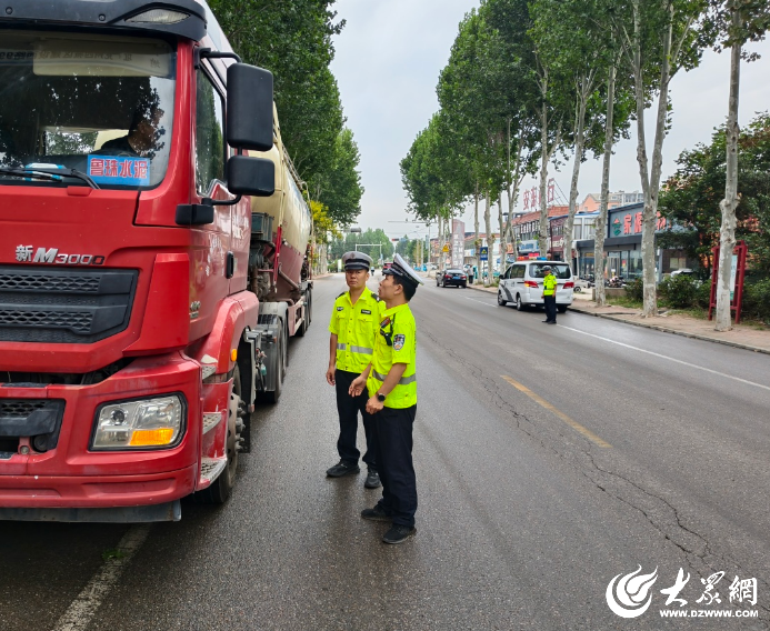 兖州交警全力开展“百日整治”行动筑牢道路安全防线