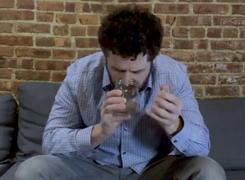 美女网红靠卖屁赚了130万 还因为屁太多进了医院