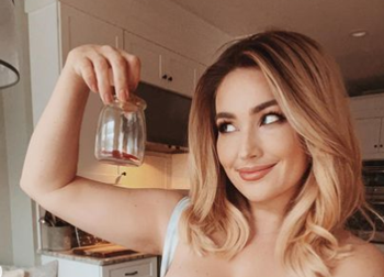 美女网红靠卖屁赚了130万 还因为屁太多进了医院