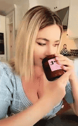 美女网红靠卖屁赚了130万 还因为屁太多进了医院