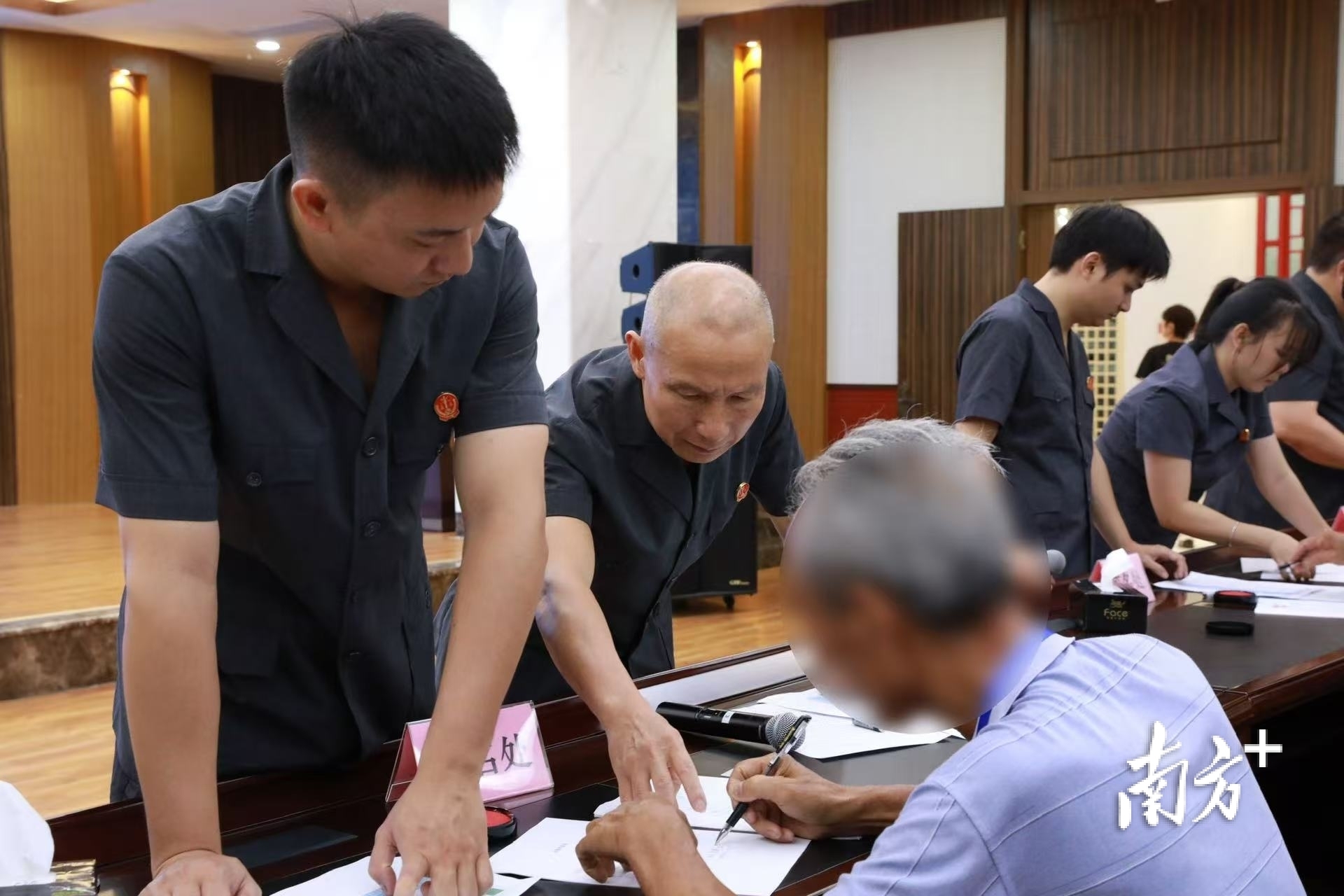 信宜法院欠薪执行 96名工人工资到账 司法为民医保账户_广东信宜新闻