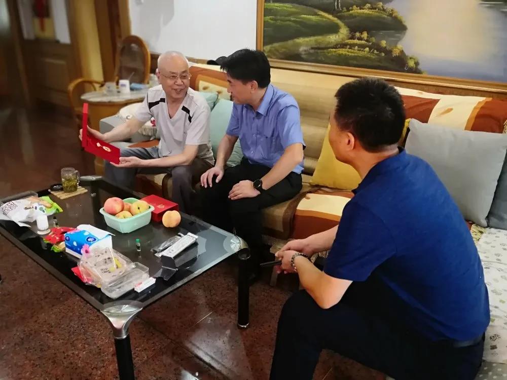 走访慰问退休老干部_安庆市检察院 走访慰问 离退休老党员