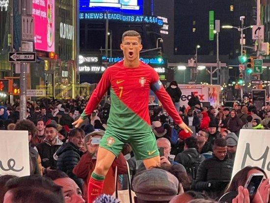 C罗蜡像揭幕纽约时代广场 成全球焦点