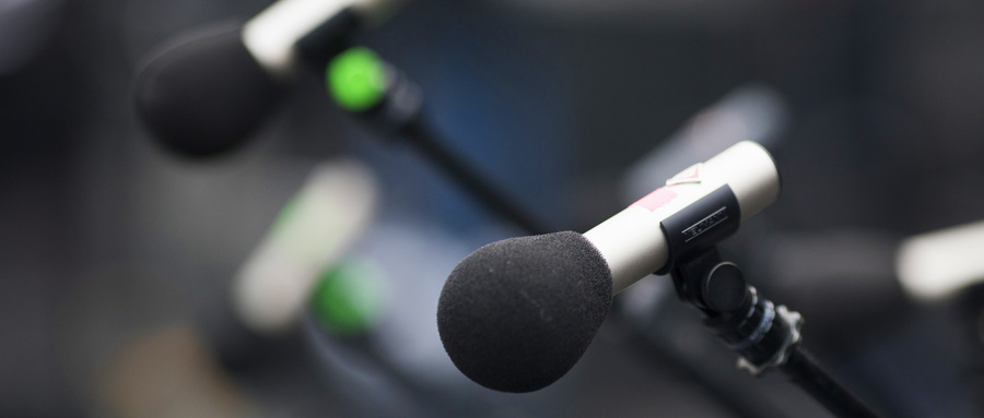 主持人在播报新闻把握情感有哪几个原则？