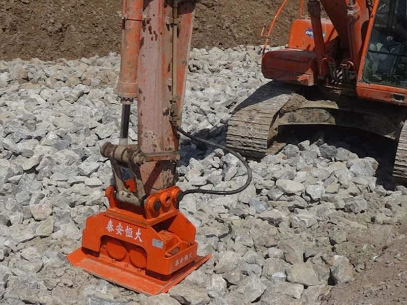 挖掘机振动夯实机