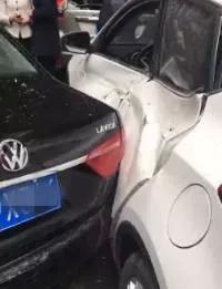 重庆交通事故视频_西充县车祸新闻_新手司机慌乱驾驶事故