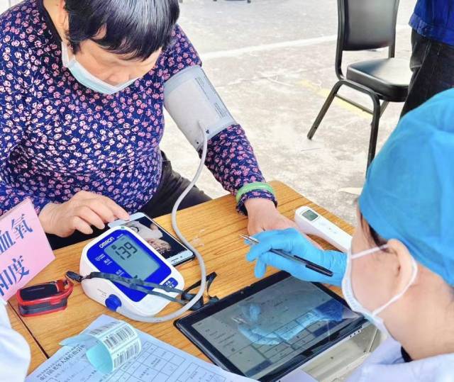 家庭医生进社区开展健康数据采集。