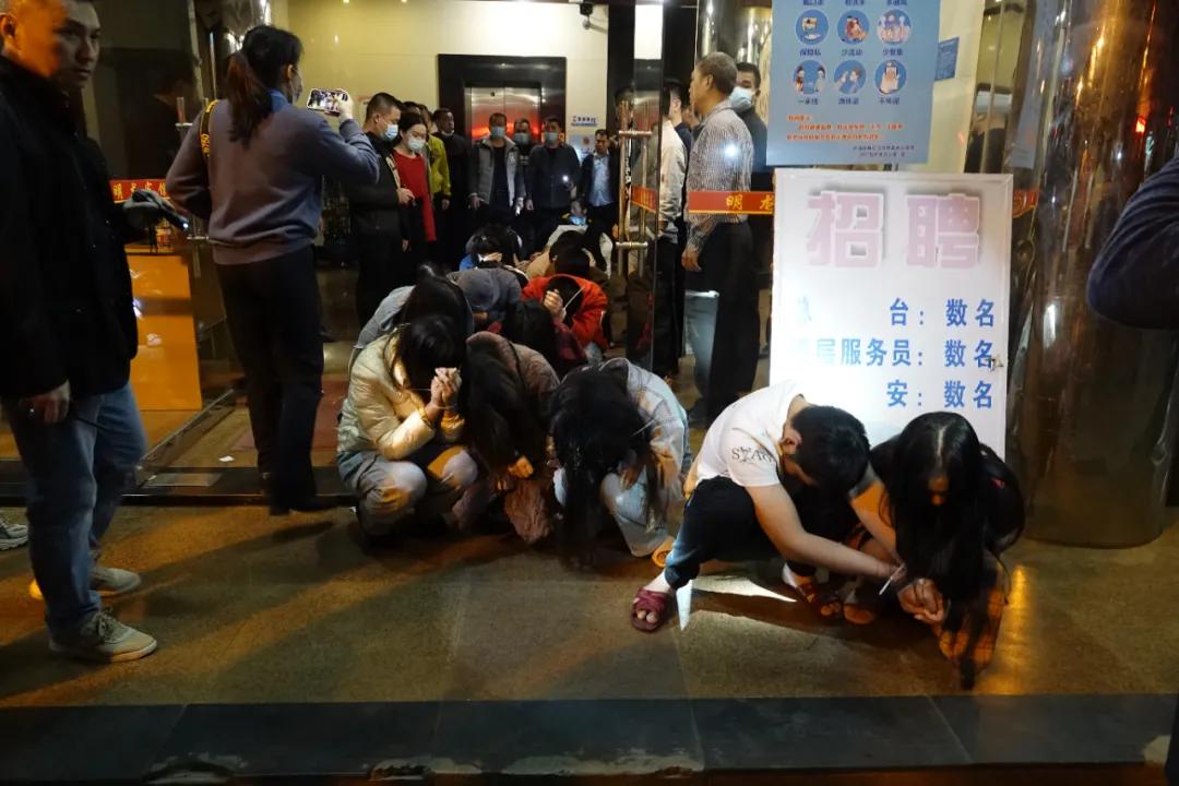 抓获17人！徐闻警方再捣毁一涉黄窝点，抓捕现场曝光