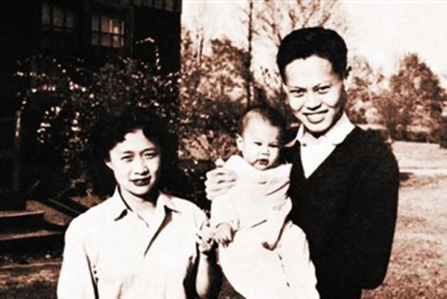 1951年杨振宁夫妇与长子杨光诺,摄于普林斯顿高等研究所宿舍门前