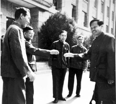 杨振宁 杨武之_杨振宁父子断绝关系谣言 朱邦芬辟谣 杨振宁对中国社会贡献