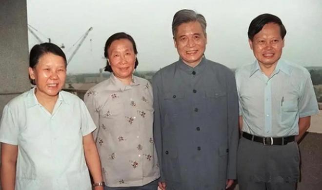 杨振宁 诺贝尔物理学奖 宇称不守恒_杨振宁被赶出清华