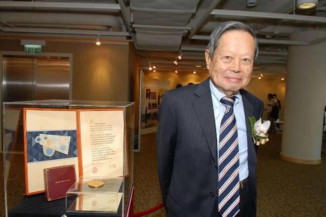 杨振宁 诺贝尔物理学奖 宇称不守恒_杨振宁被赶出清华