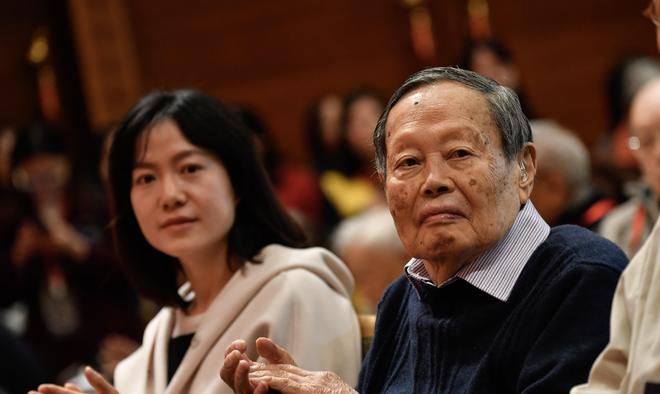 杨振宁被赶出清华_杨振宁 诺贝尔物理学奖 争议