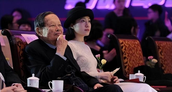 杨振宁被赶出清华_杨振宁 诺贝尔物理学奖 争议