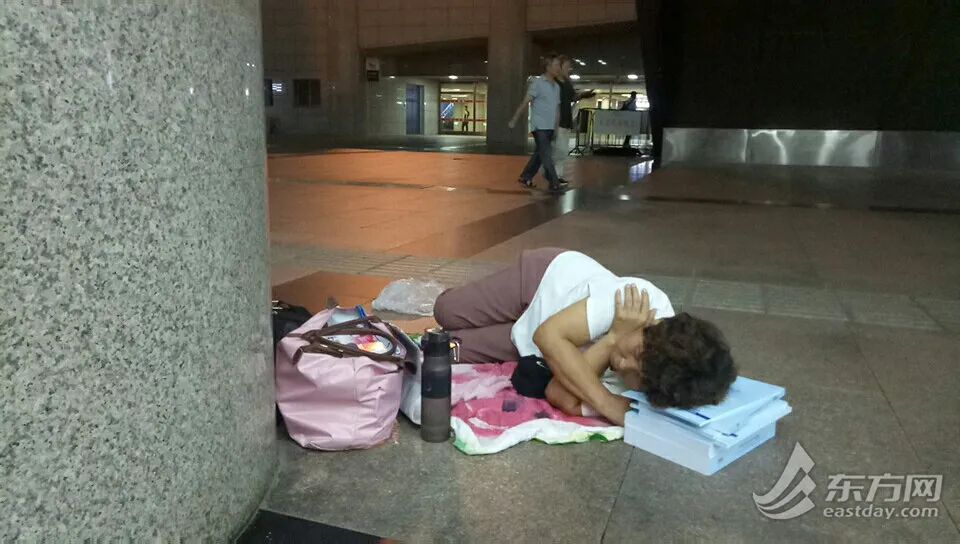 马航MH370家属不放弃寻找_马航失联7周年家属坚守希望_马航英语新闻