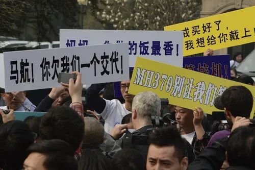马航失联7周年家属坚守希望_马航英语新闻_马航MH370家属不放弃寻找