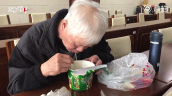 马航MH370家属不放弃寻找_马航英语新闻_马航失联7周年家属坚守希望