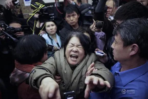 马航英语新闻_马航失联7周年家属坚守希望_马航MH370家属不放弃寻找