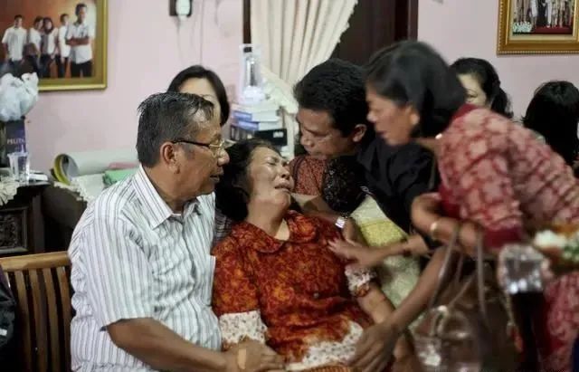 马航英语新闻_马航失联7周年家属坚守希望_马航MH370家属不放弃寻找