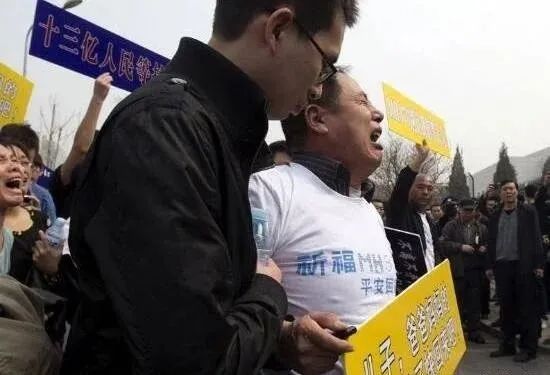 马航英语新闻_马航失联7周年家属坚守希望_马航MH370家属不放弃寻找