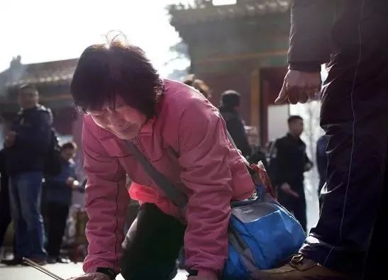 马航英语新闻_马航MH370家属不放弃寻找_马航失联7周年家属坚守希望