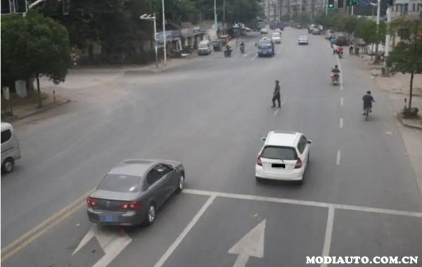 越线停车只前轮越过停止线不扣分_2023年越线停车处罚规定_1211信号灯路口越停车线停车