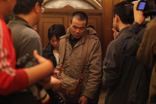 马航英语新闻_马航MH370失联事件 家属十年等待 栗二有诗歌寻找儿子