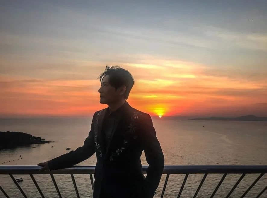 56岁张信哲：出道35年，0绯闻，看了他的亿万豪宅，才知道他的低调都是“装”的