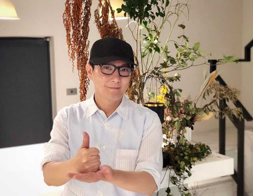 情歌王子张信哲音乐生涯_张信哲零绯闻不炒作_张信哲爱国