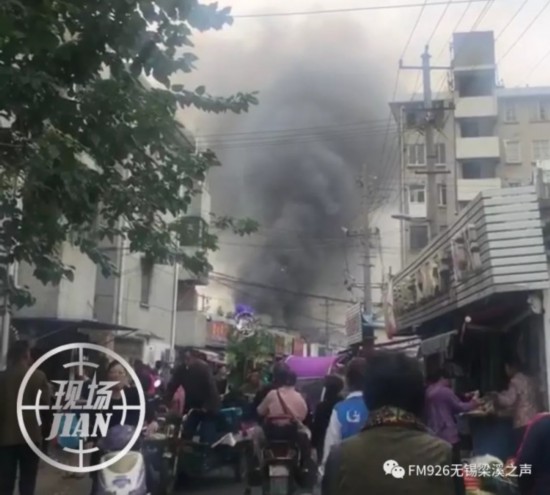 【突发】浓烟滚滚，无锡刘潭菜场东门发生火灾！多间店铺受损严重