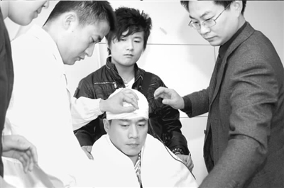 谭纪雄手术医生为演员定妆