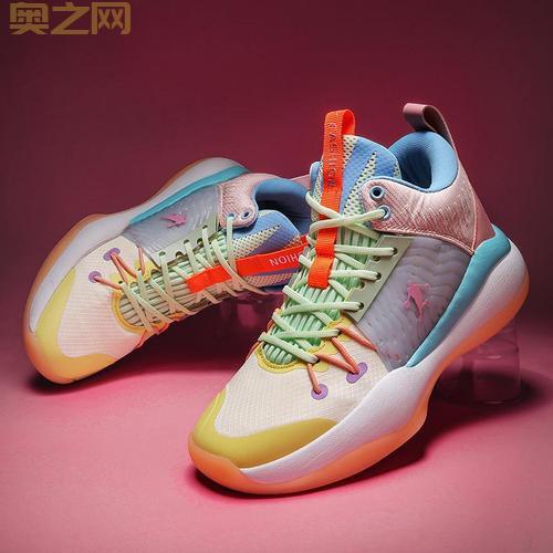 库8篮球鞋实战体验：突破性选手的最佳选择