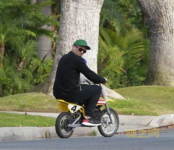 杰森·贝特曼：从童星到影坛巨星的成长之路