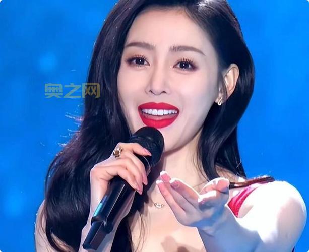 孙俪春晚舞台惊艳亮相，献唱三首经典曲目