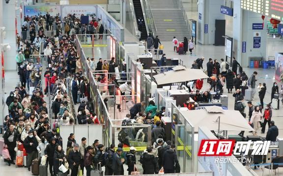 衡阳东站2025年春运发送量再创新高_衡阳东站春运服务举措_毕节东客站春运新闻