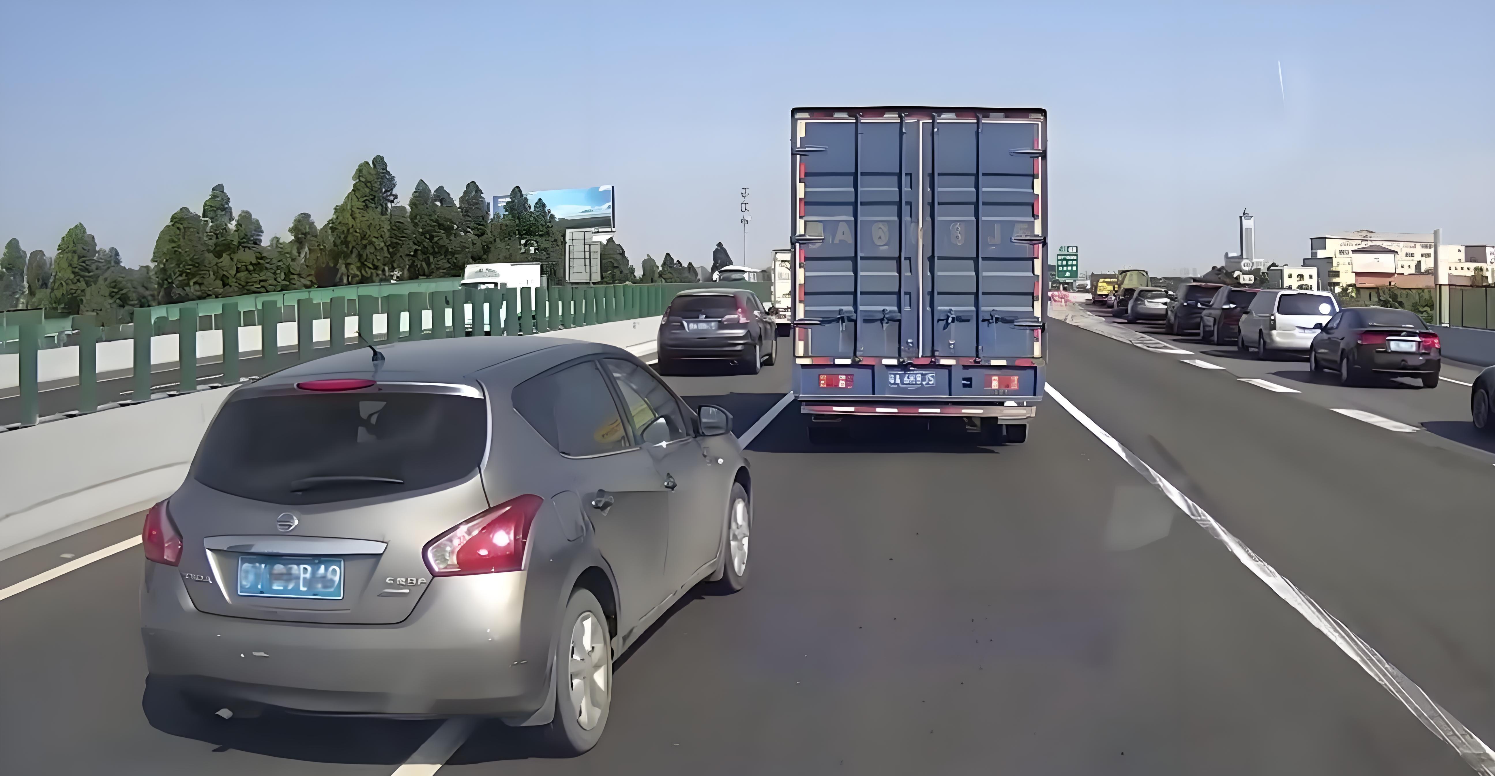 高速撞车党_压线行驶驾驶行为_高速强行变道