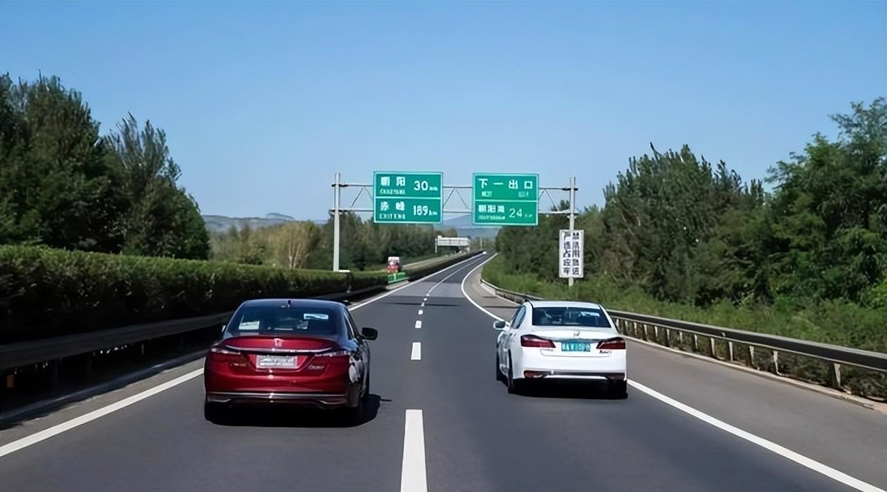 压线行驶驾驶行为_高速撞车党_高速强行变道