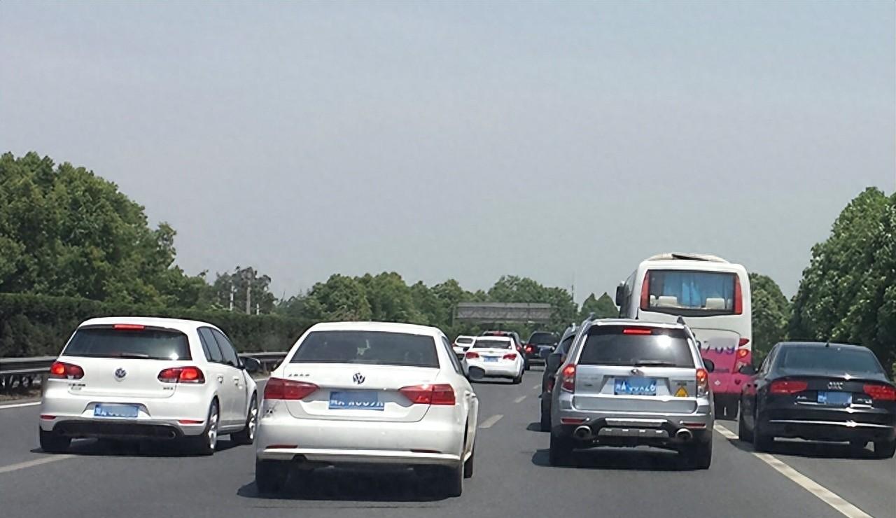 压线行驶驾驶行为_高速撞车党_高速强行变道