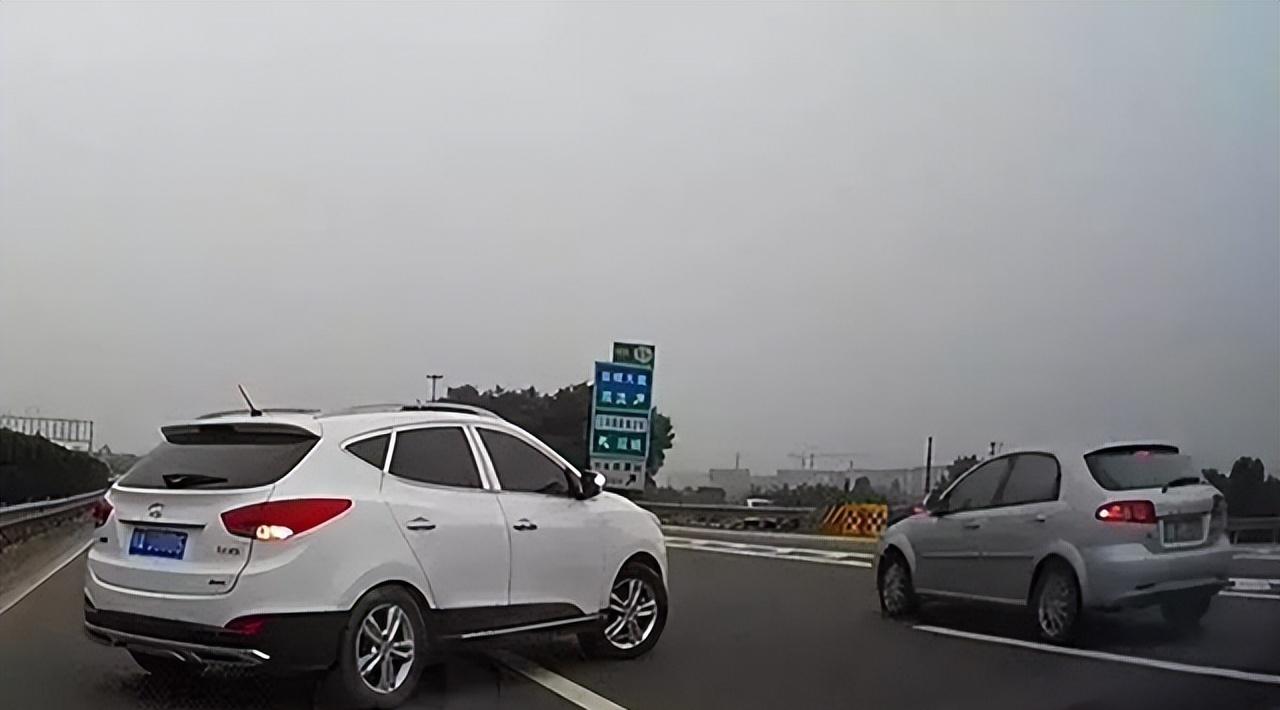 压线行驶驾驶行为_高速撞车党_高速强行变道