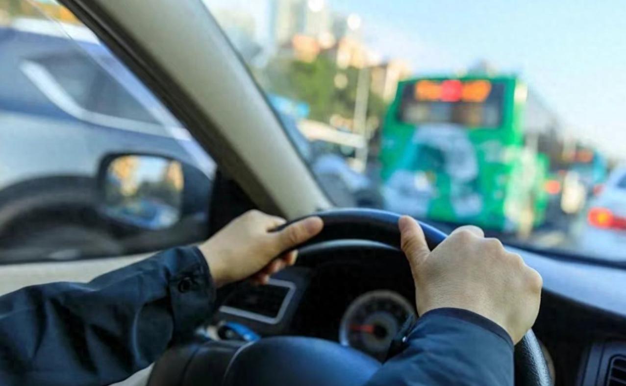 高速应急车道停车风险_高速龟速行驶危害_高速撞车党