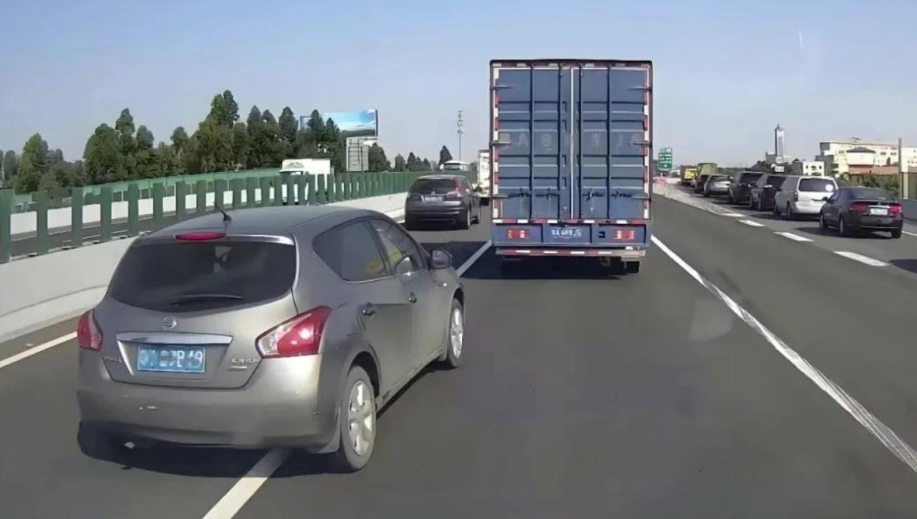 高速撞车党_高速应急车道停车风险_高速龟速行驶危害