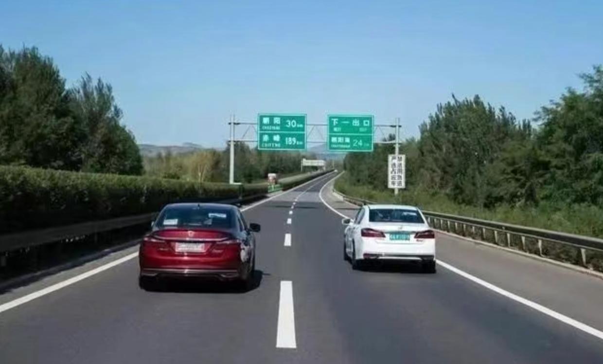 高速龟速行驶危害_高速撞车党_高速应急车道停车风险