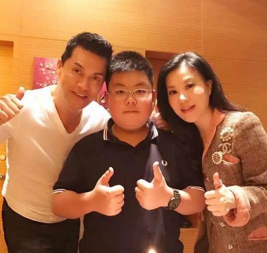 吕良伟老婆的图片_三任妻子都是美人_62岁吕良伟近照曝光