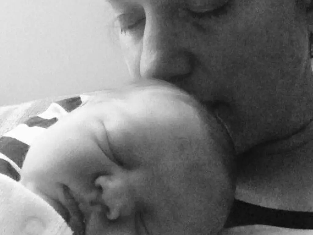 加拿大灰熊袭击事件_实拍黑熊闯进校园被警方击毙视频_加拿大熊袭击真实案例