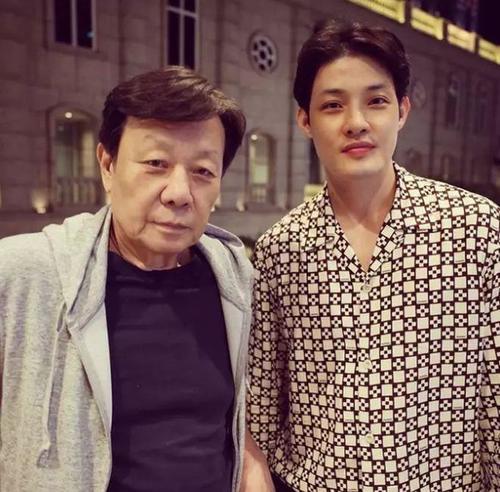 寇家瑞帅气_寇家瑞个人经历_寇世勋父子合照