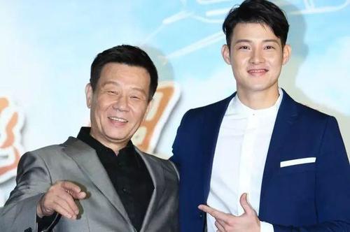 寇家瑞帅气_寇家瑞个人经历_寇世勋父子合照